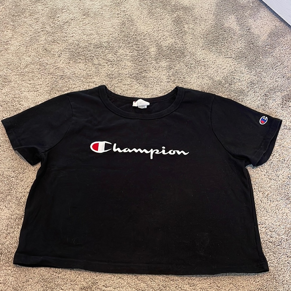 Black cropped t-shirt